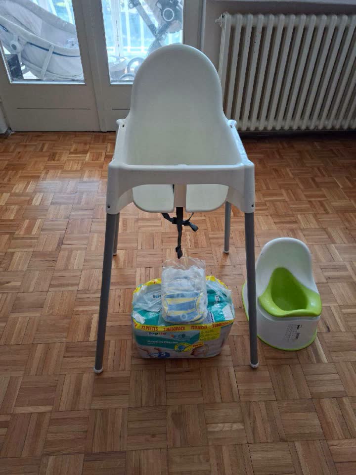 Комплект стол для кормления, новый горшок, памперсы
