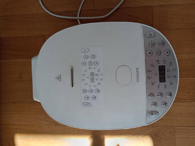 Prodajem multivarku Philips HD4713
