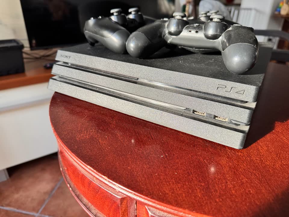 Продаю PS4 Pro 1TB