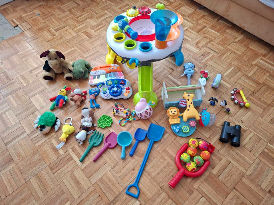 Большой набор различных игрушек