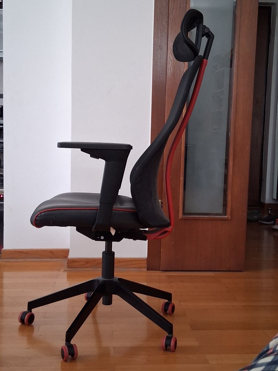 Prodajem 2 ergonomske radne stolice u odličnom stanju. Podesivi nasloni za ruke i p