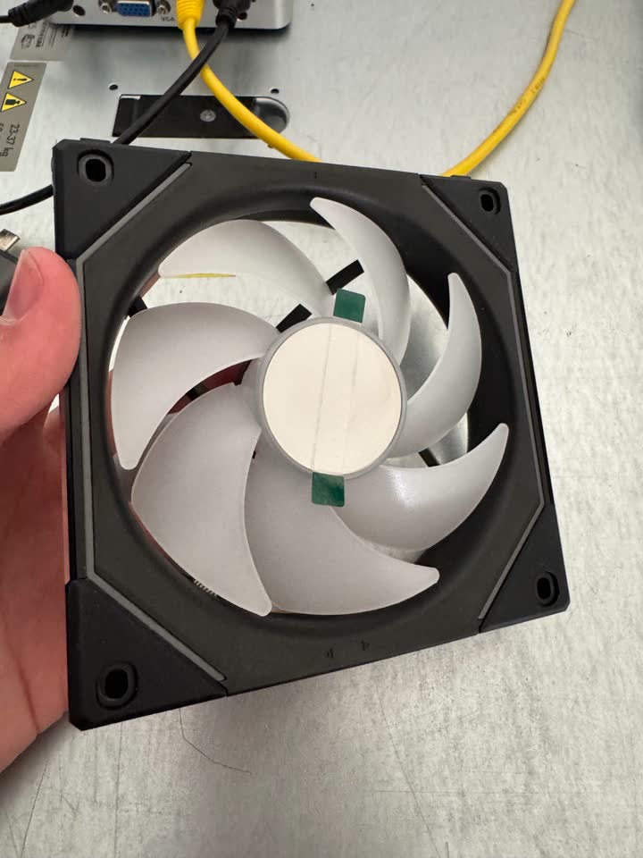 Prodajem hladnjak Lian Li SL-INF 120 RGB