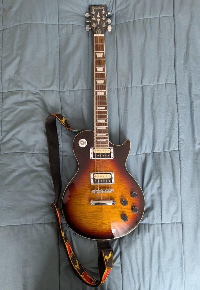 Продам электрогитару Harley Benton и комбик Marshall MS-2R