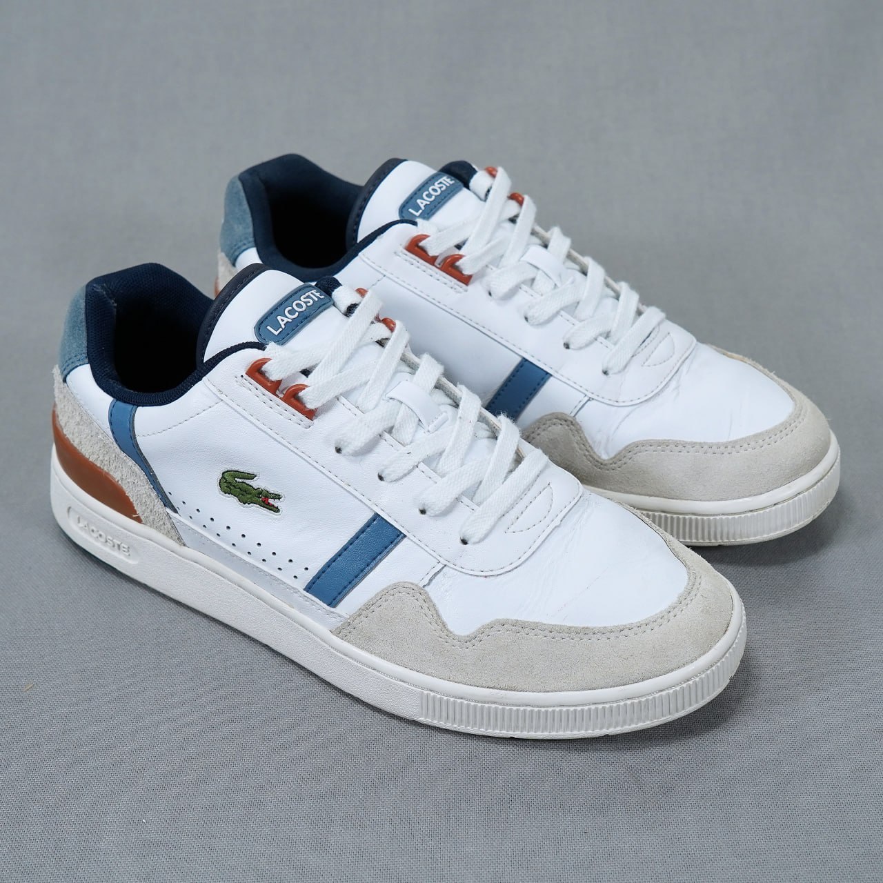 Lacoste T-Clip кроссовки белые / Мужская рубашка Pepe Jeans London / Pierre Cardin Jeanswear мужские бежевые брюки