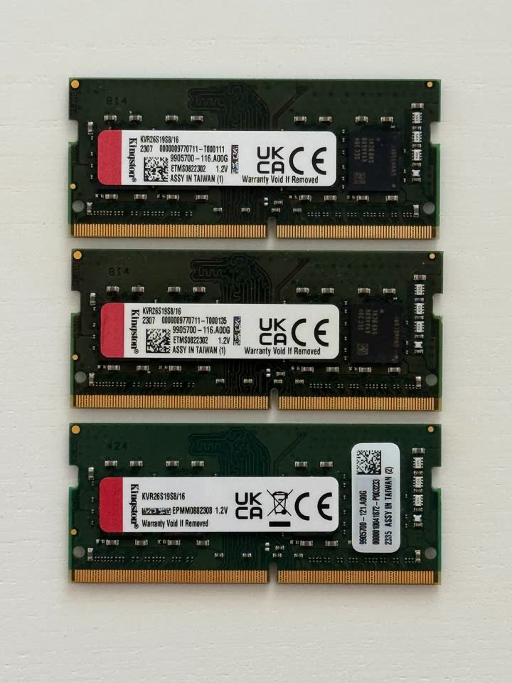 Три планки по 16Gb оперативной памяти SoDIMM DDR4 Kingston KVR26S19S8/16