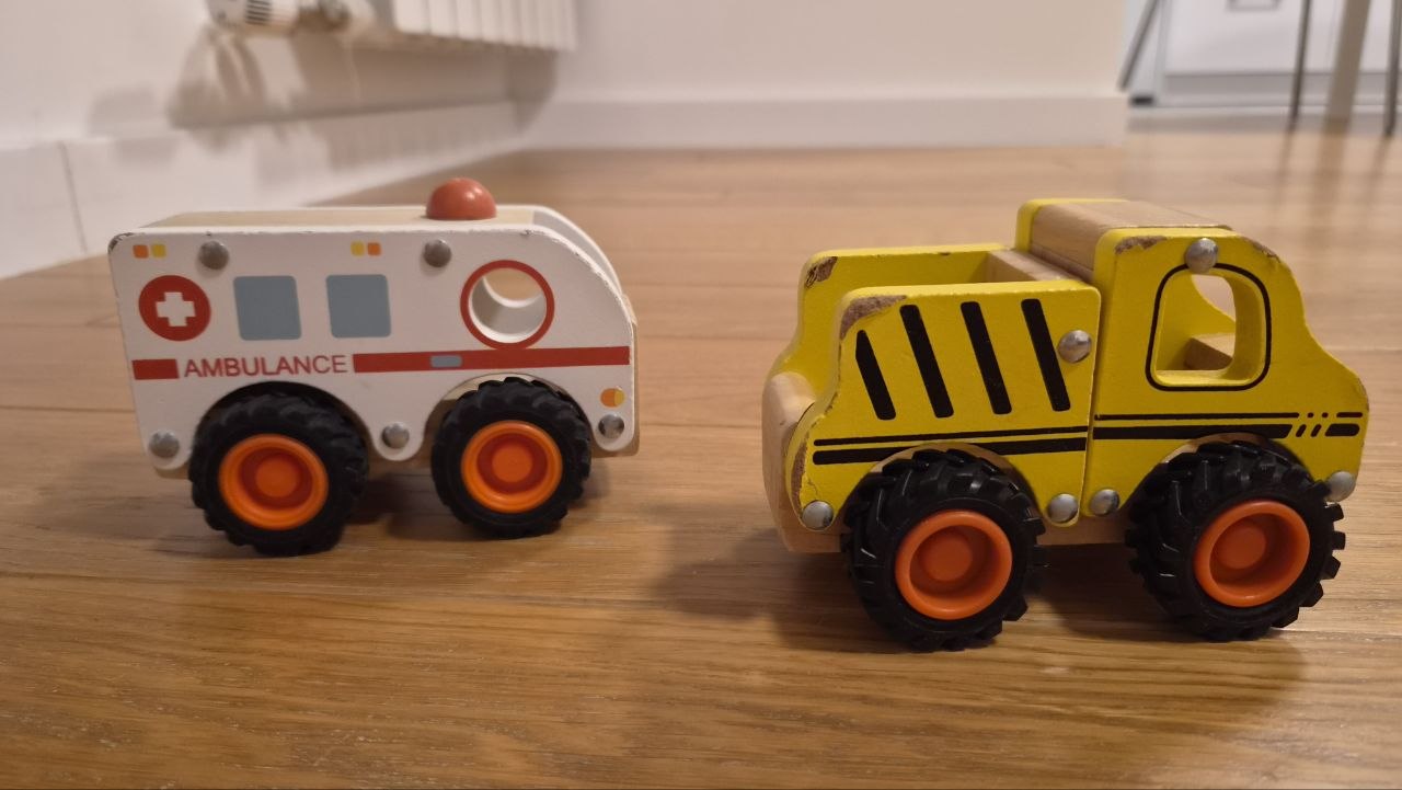 Dve drvene autića