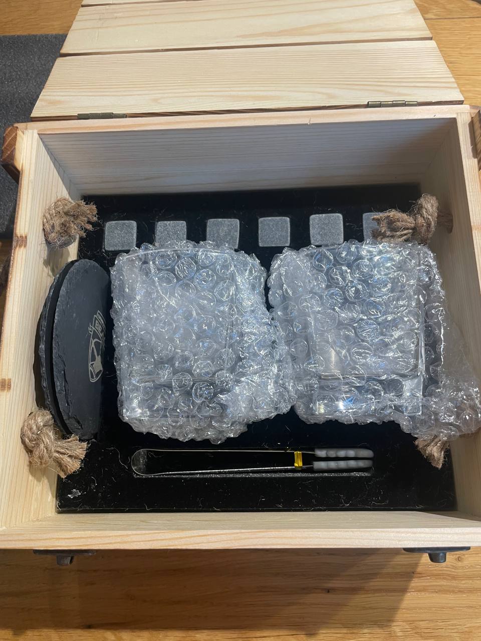 Set za jaka pića (kutija, 2 čaše, klešta, kameni podmetači i led), novo