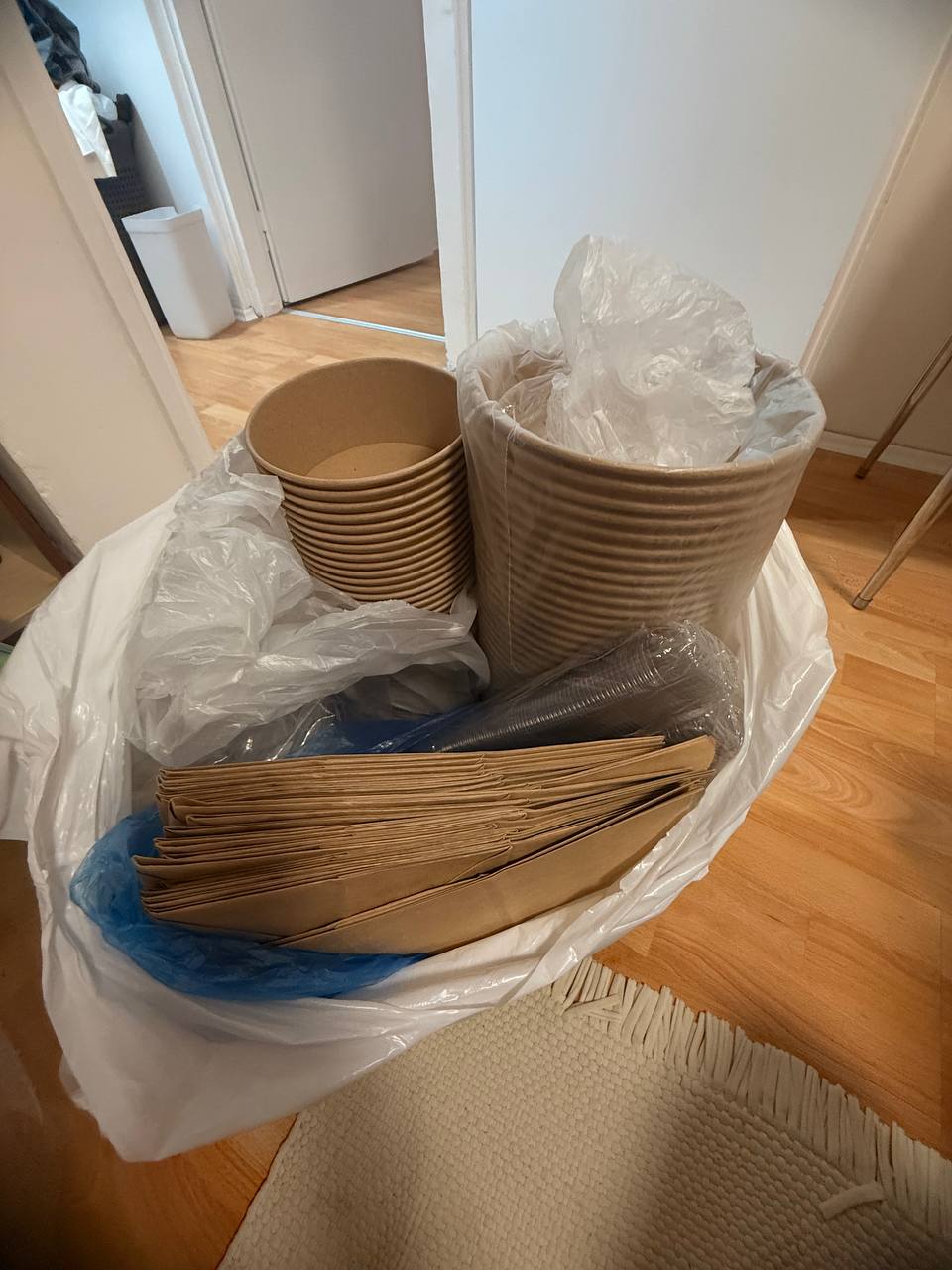 Papirne litarske posude sa poklopcem 45 kom po 10 dinara