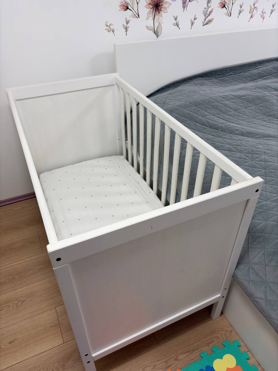 Продам кроватку ikea с матрасом + простынь на резинке + непромокаемая простынь (не использов