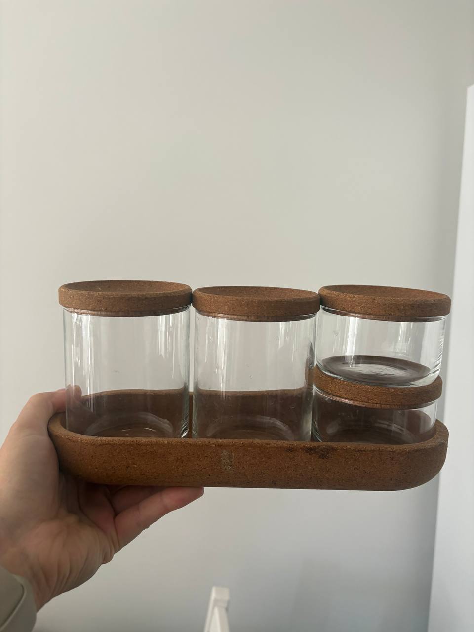 Set tegli sa poklopcima na poslužavniku (5 delova: 2 velike tegle, 2 male tegle, 4 čepasta poklopca i 1 poslužavnik)