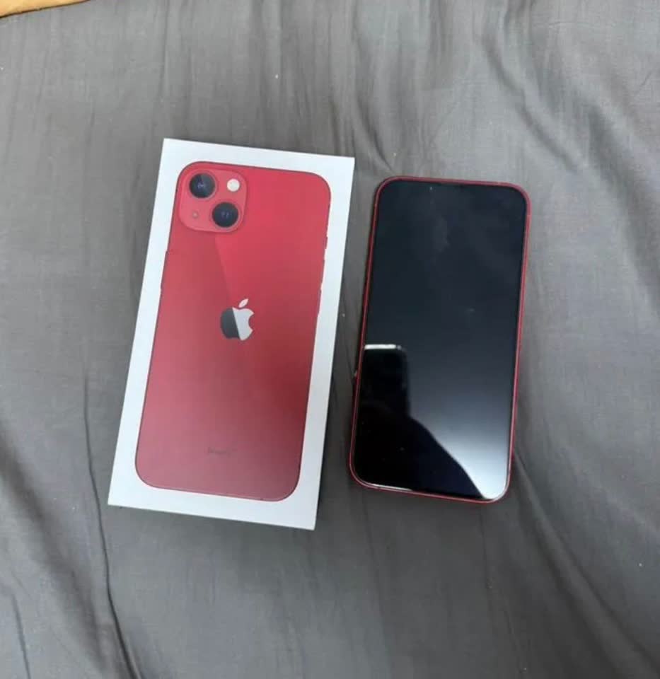 Prodajem iPhone 13, serija Product Red. Baterija 84%, veoma lepa i upečatljiva crvena boja. P
