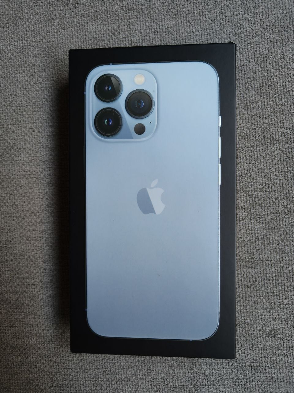 Prodajem pametni telefon Apple iPhone 13 Pro 256GB Sierra Blue MLW83RU/A