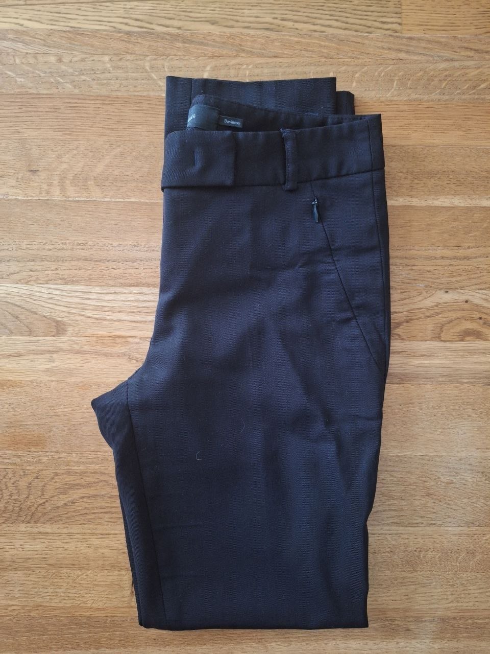 Pantalone Charuel, haljina, muški dezodorans