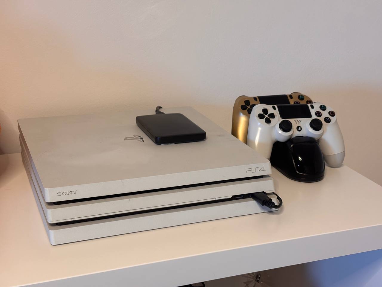 PS4 Pro 1 TB, bela (Glacier White)