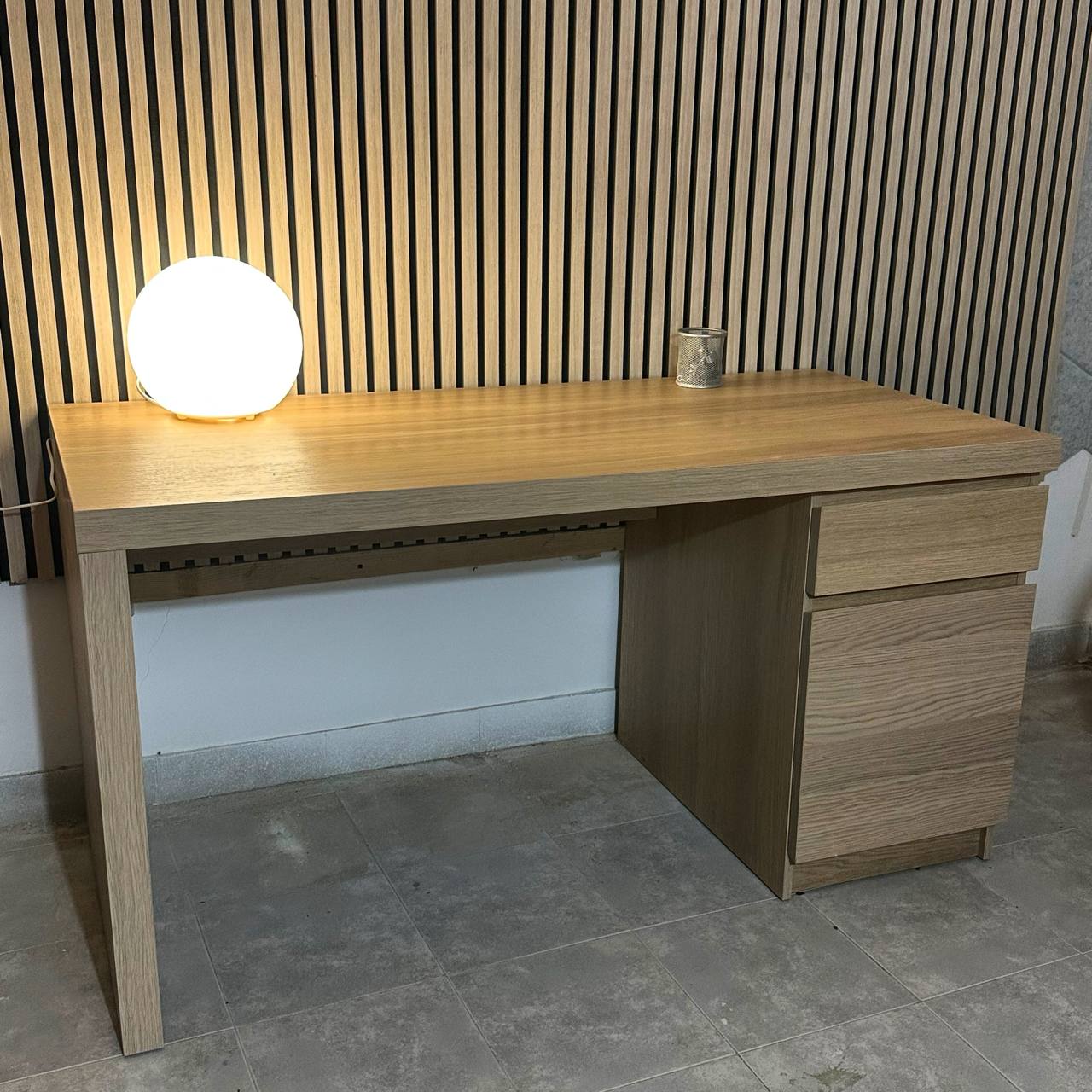 Продаю письменный стол IKEA MALM