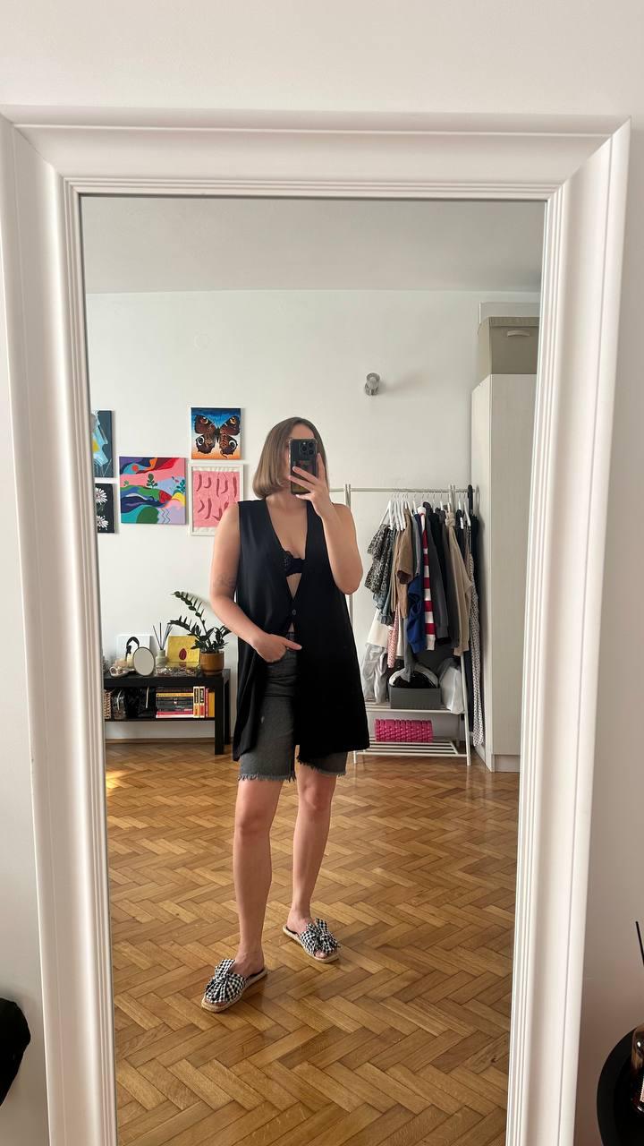 Džin bermude šorts (xs), top (xs), obuća 37, prsluk MONKI (s)