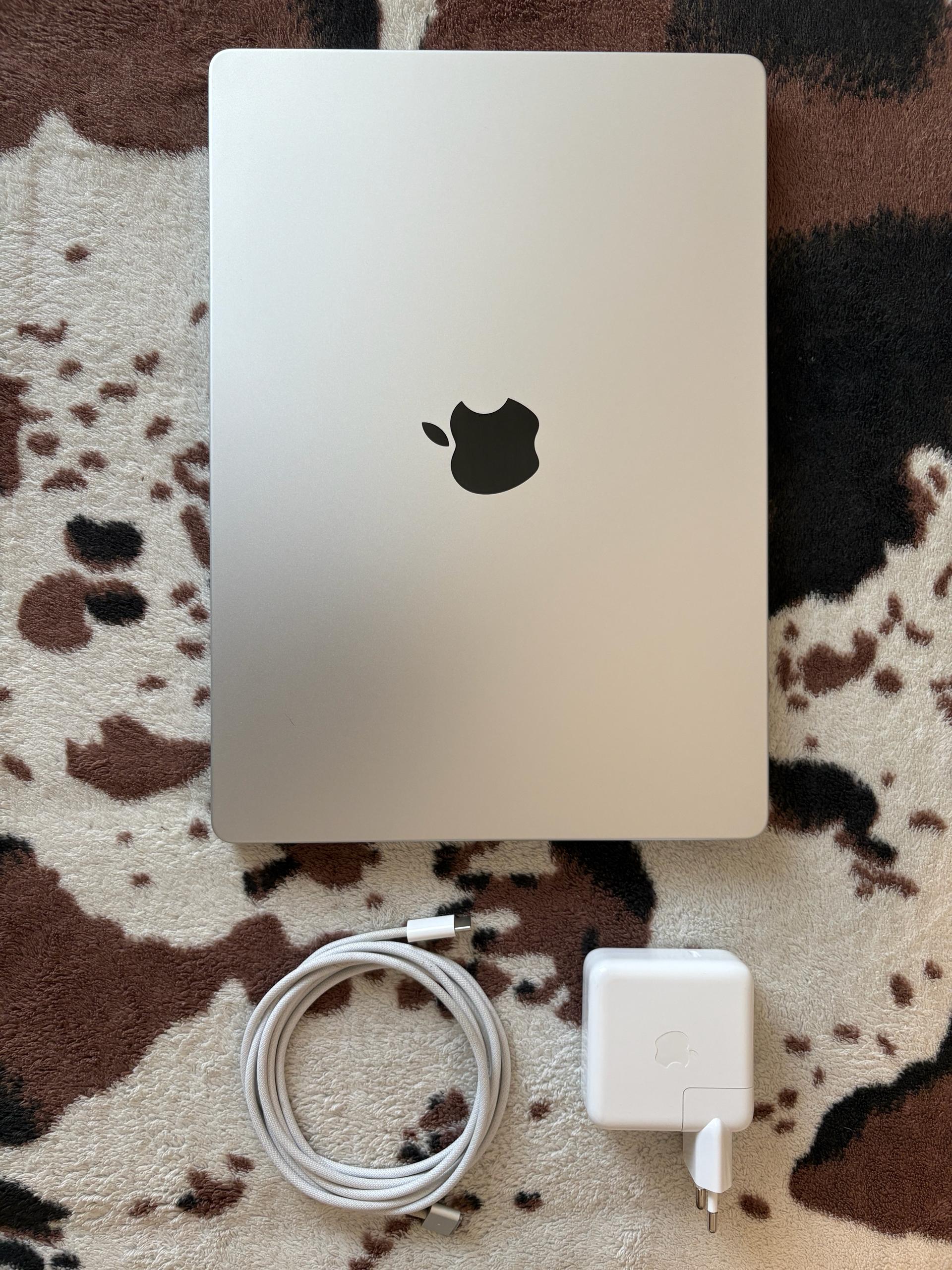 💻 MacBook Pro 14 sa procesorom M3 (novembar 2023), 8\512 Gb. U odličnom stanju, bez n