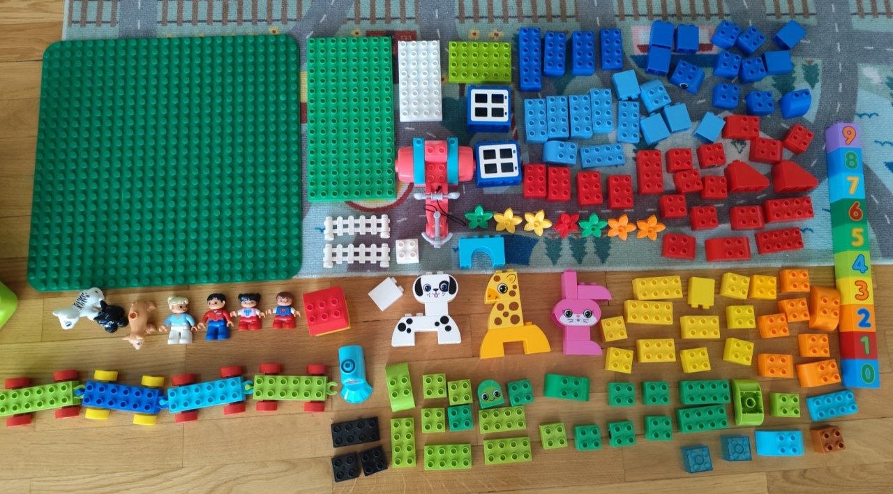 Velika kutija Lego Duplo sa pločom i figuricama