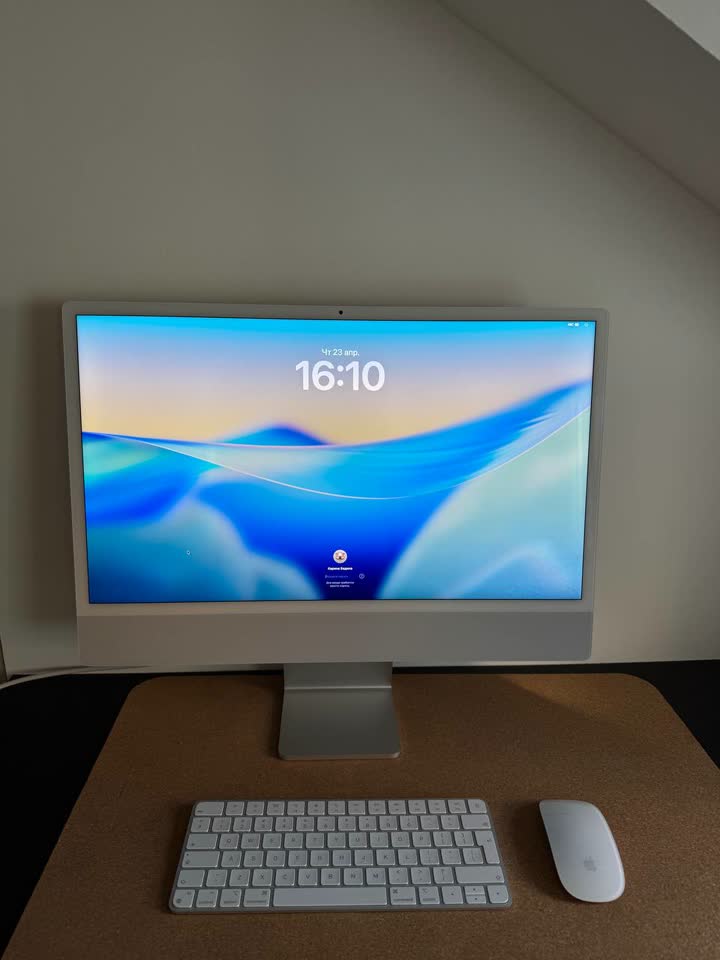 Apple iMac 24” M3. Srebrni