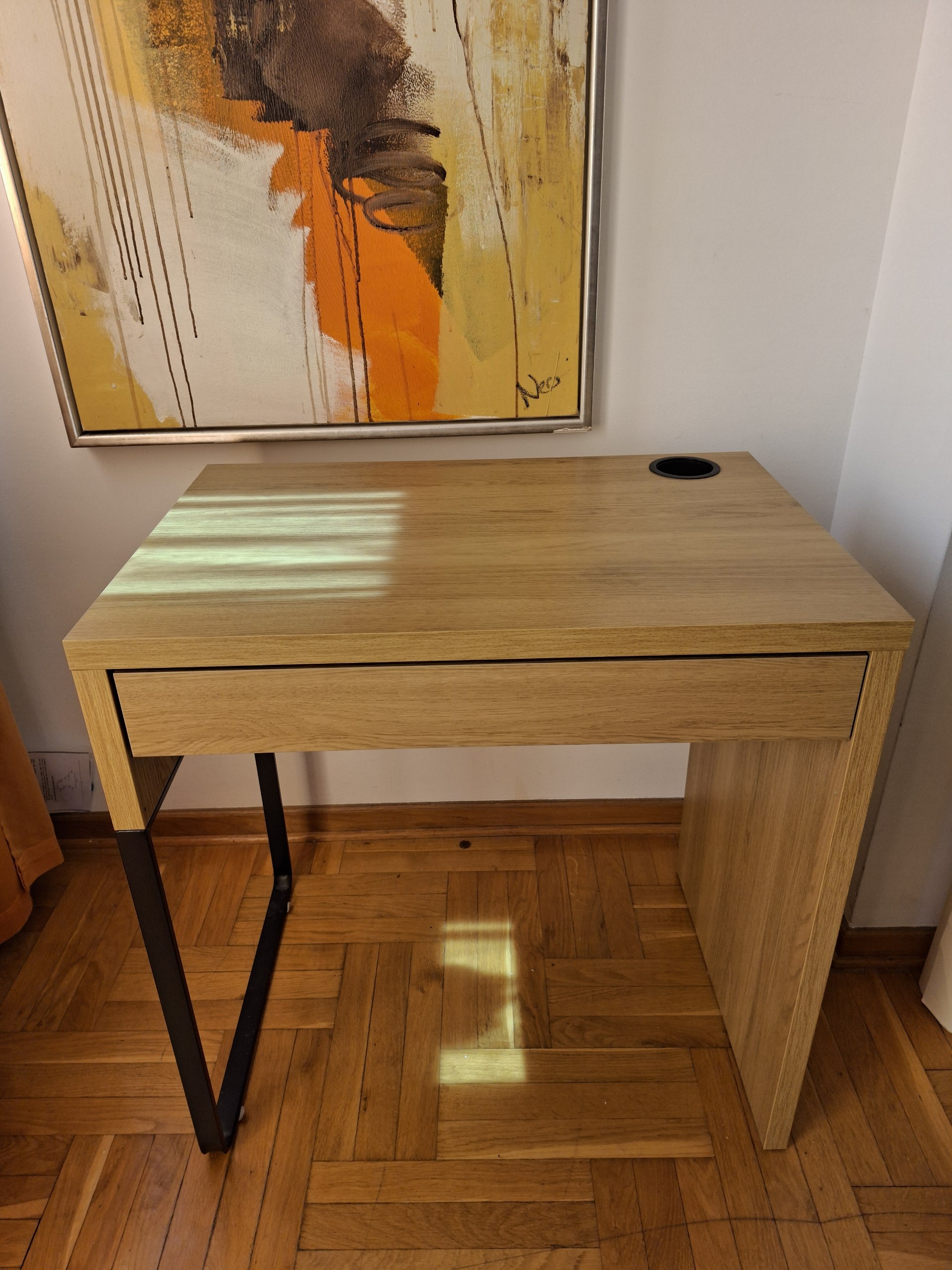 Продаю стол IKEA MICKE за 3000, столешница 73х50, в отличном состоянии, самовывоз из Звездар