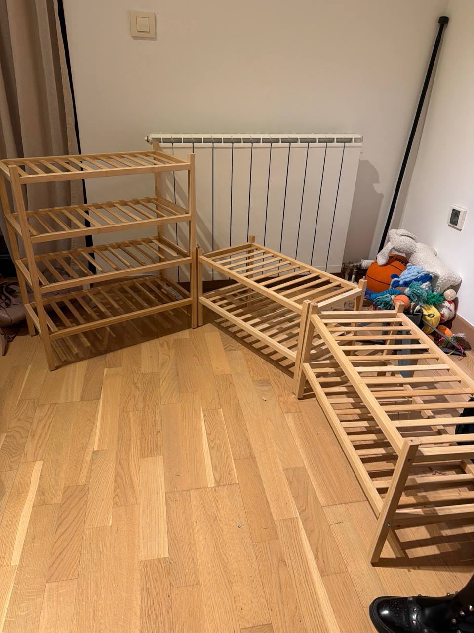 Dve iste IKEA bambusne police za cipele