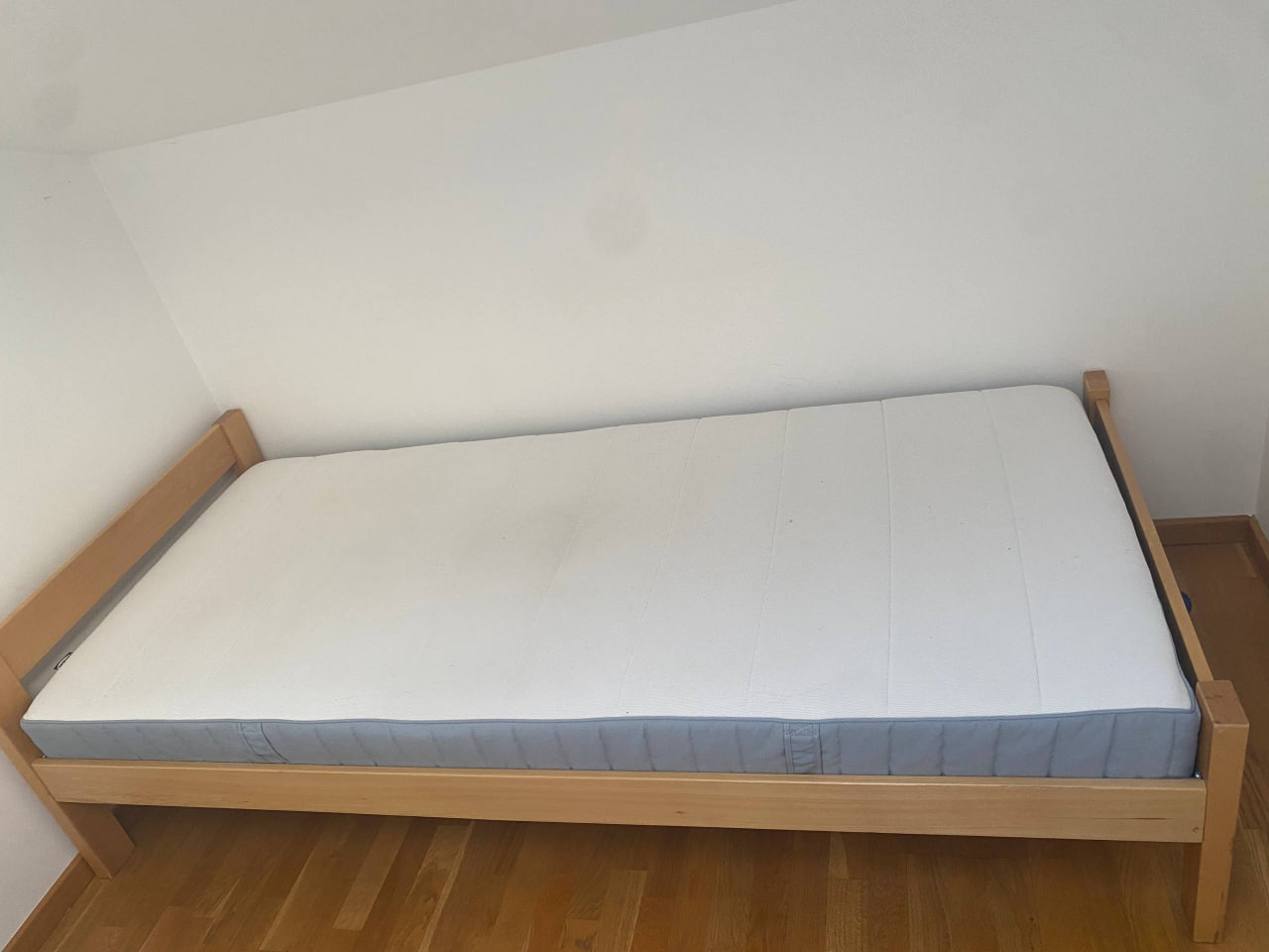 Prodajem IKEA krevet sa dušekom