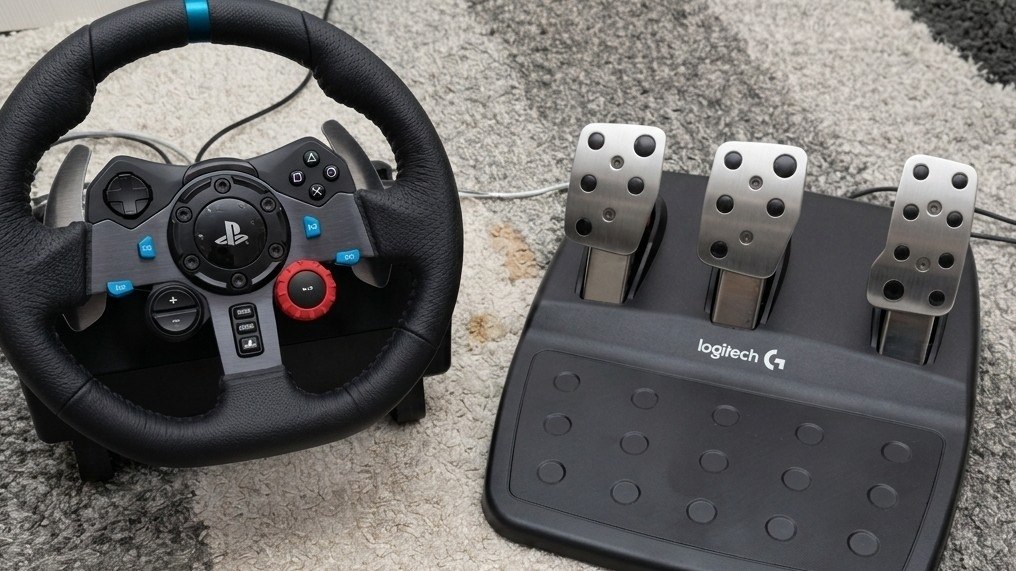 Prodajem gejmerski volan Logitech G29 Driving Force sa pedalnim blokom
