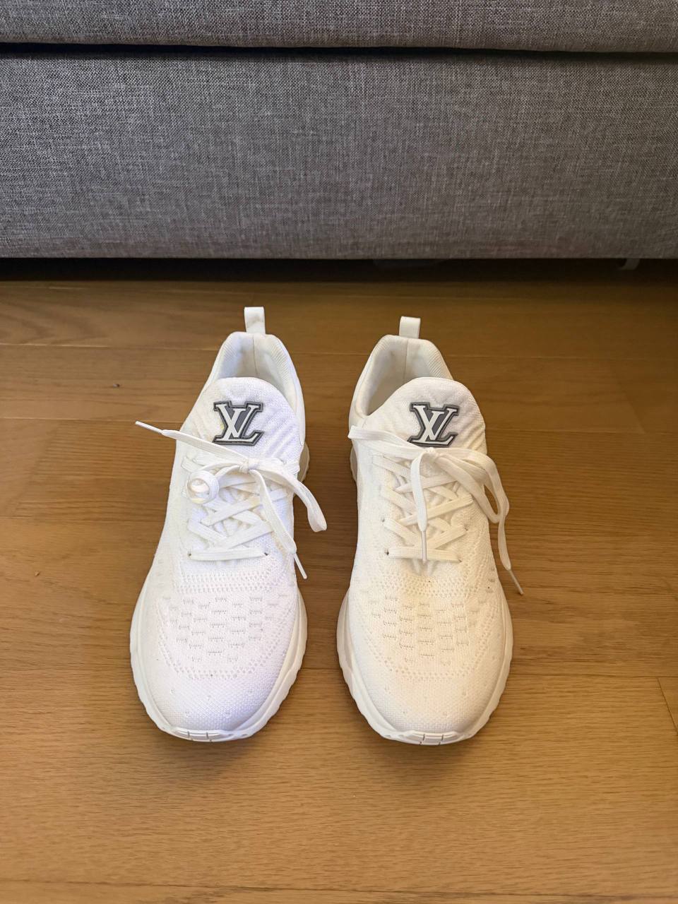 Новые белые кроссовки Louis Vuitton