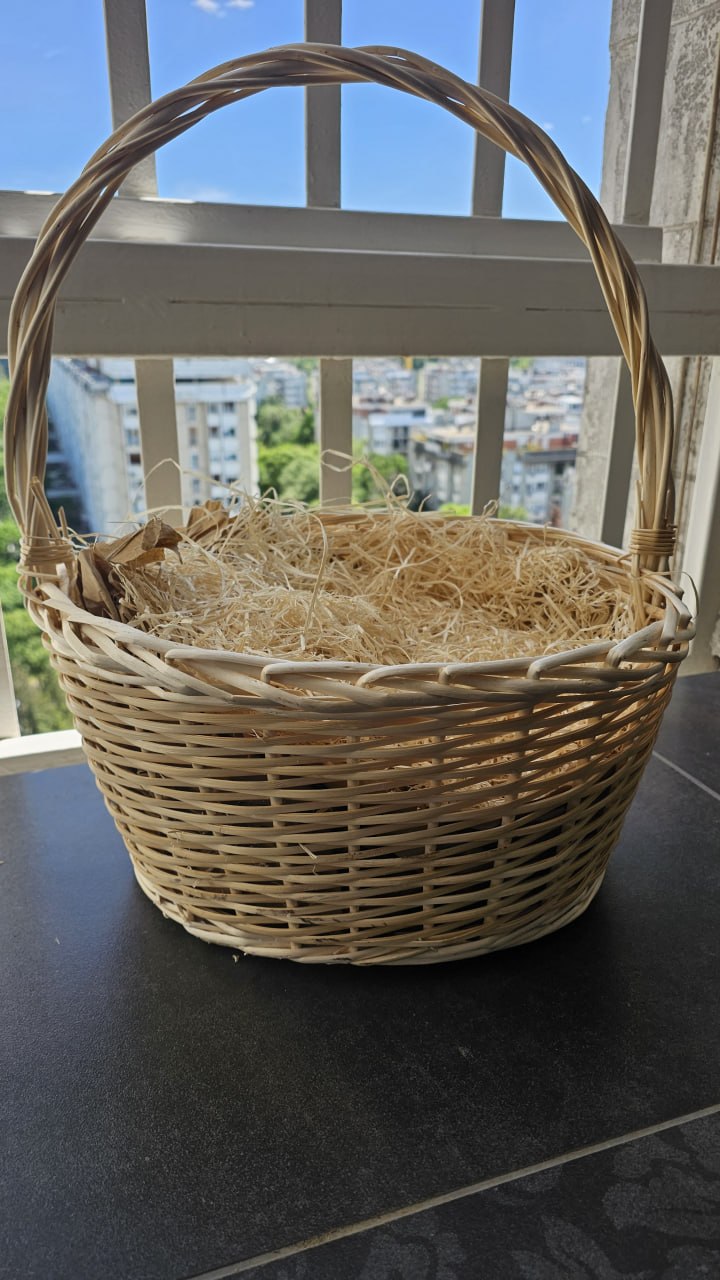 Korpa za poklon pakovanje. Sve unutrašnjosti mogu da se izvade i bace. d = 32 cm, D =