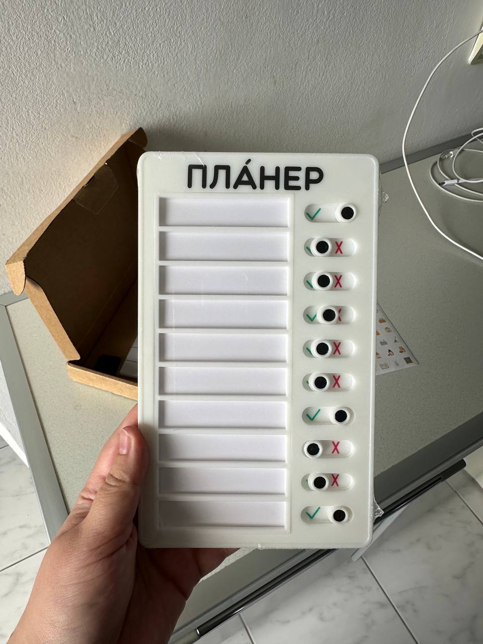 planer sa nalepnicama, može da se pričvrsti na frižider