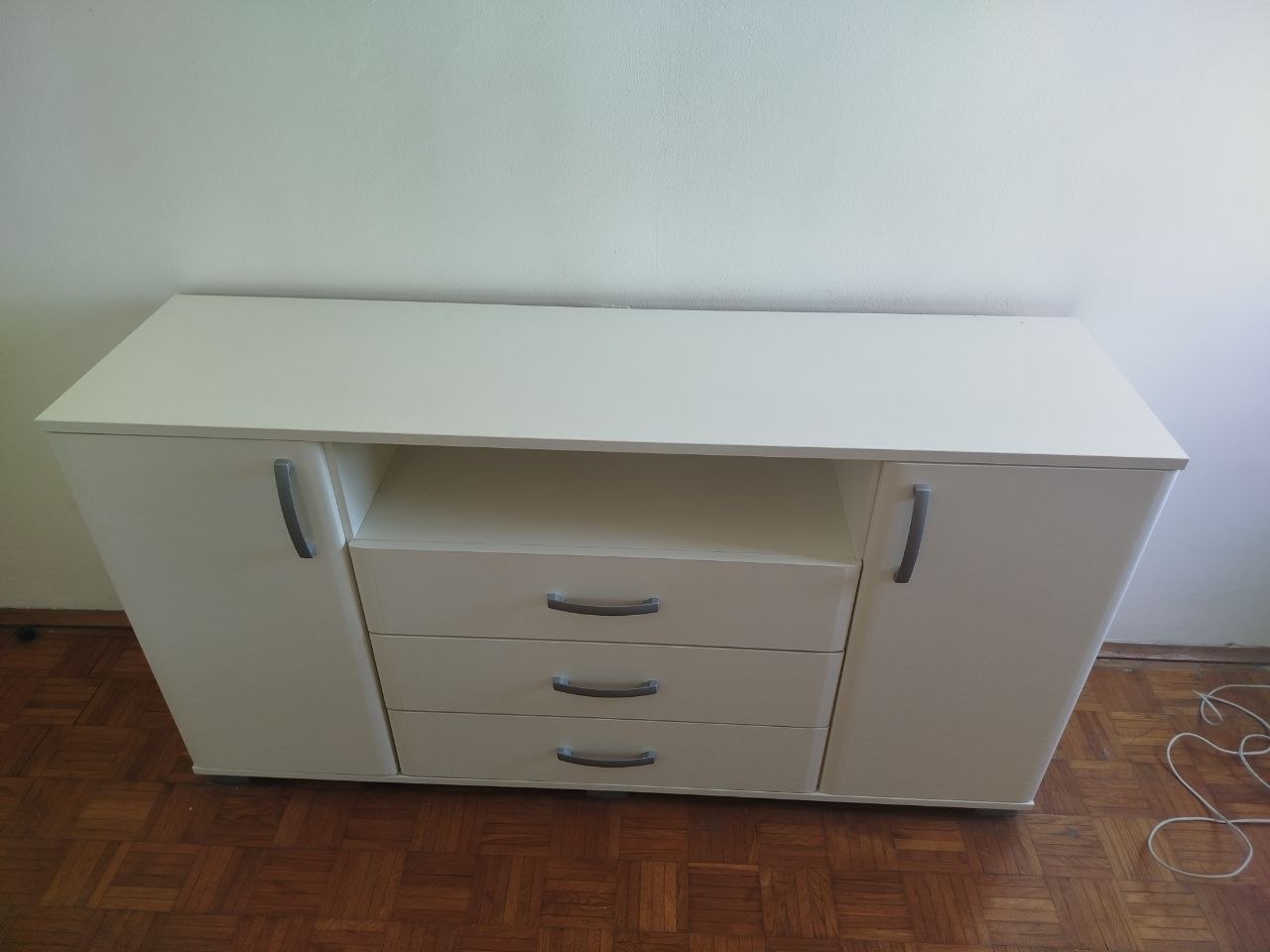 Срочно продам комод размер 150*40см. В отличном состоянии . Цена 4000 динар. Самовывоз. Белг