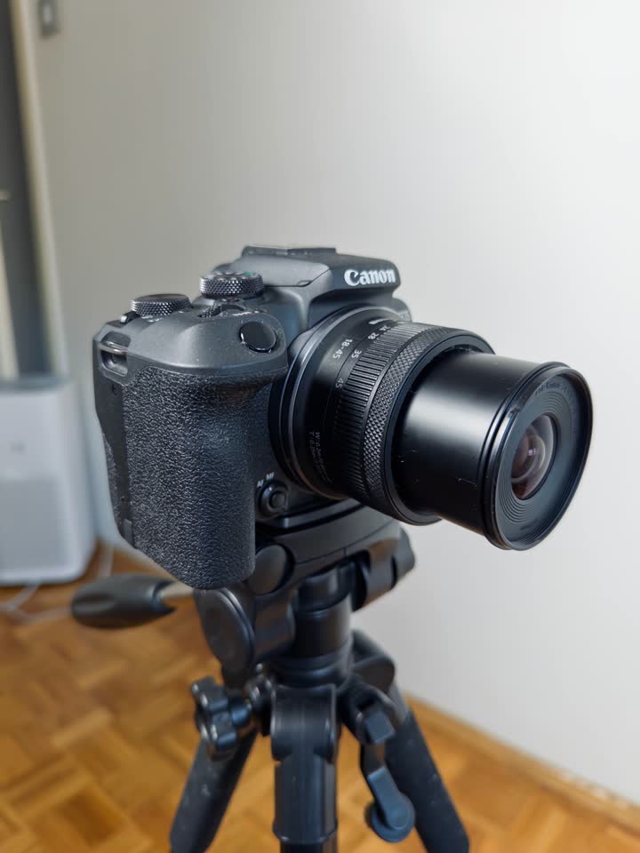 Продам камеру Canon R10 с объективом 18-45mm