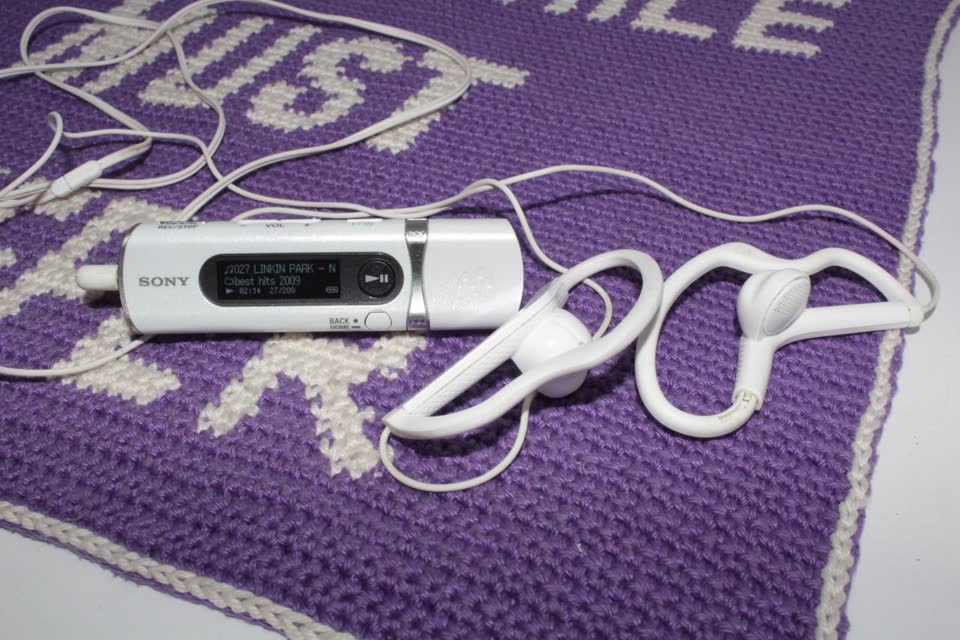 Продам mp3 плеер + наушники Sony NWD B103F (1GB) + Sony MDR-AS200