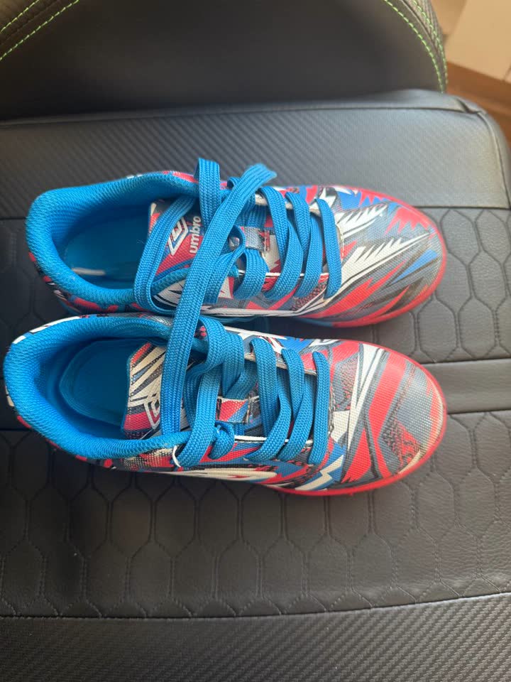 Продам кроссовки для футбола Umbro
