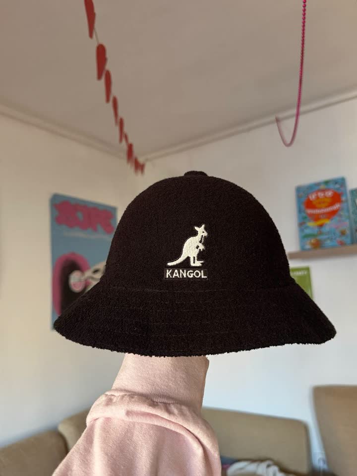 Черная панама Kangol Носила максимум 5 раз, состояние новой Размер S 4000 Розовый берет Stus