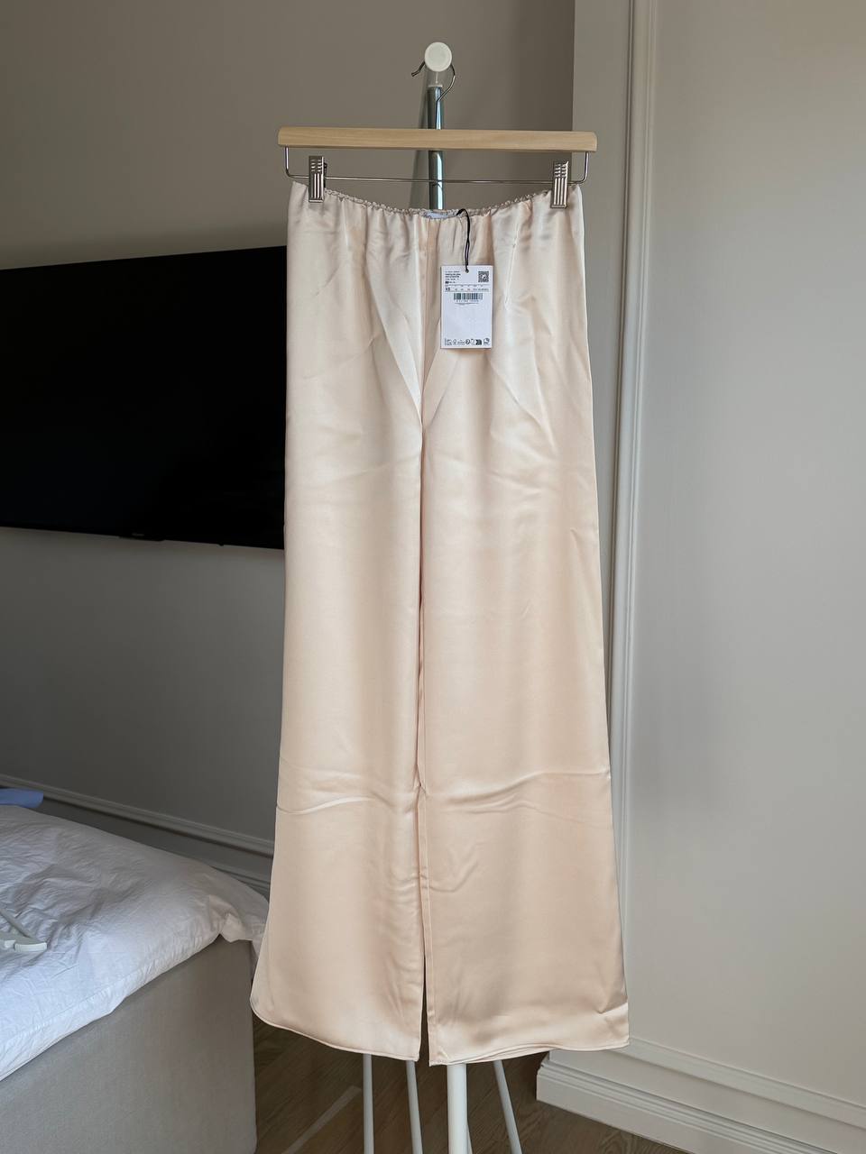 Satenske pantalone Mango