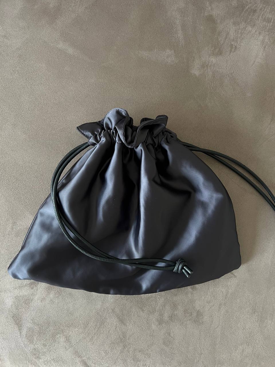 Новая атласная сумка Zara в цвете navy blue