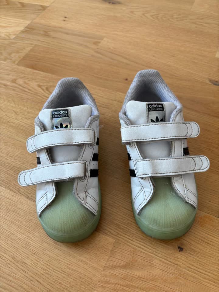 Кеды adidas, 27. Светящаяся подошва