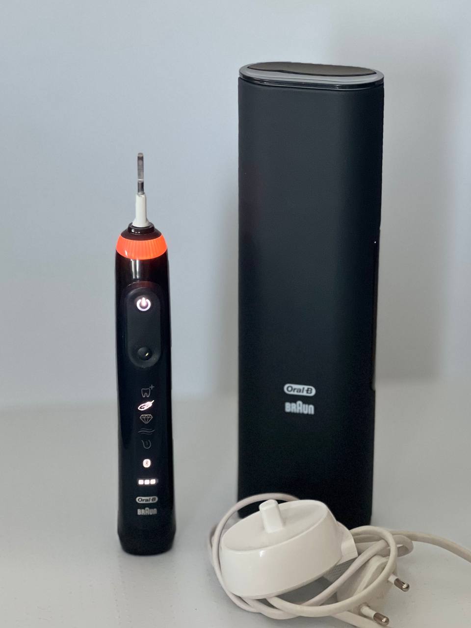 Зубная щетка электрическая ORAL-B Genius 9000