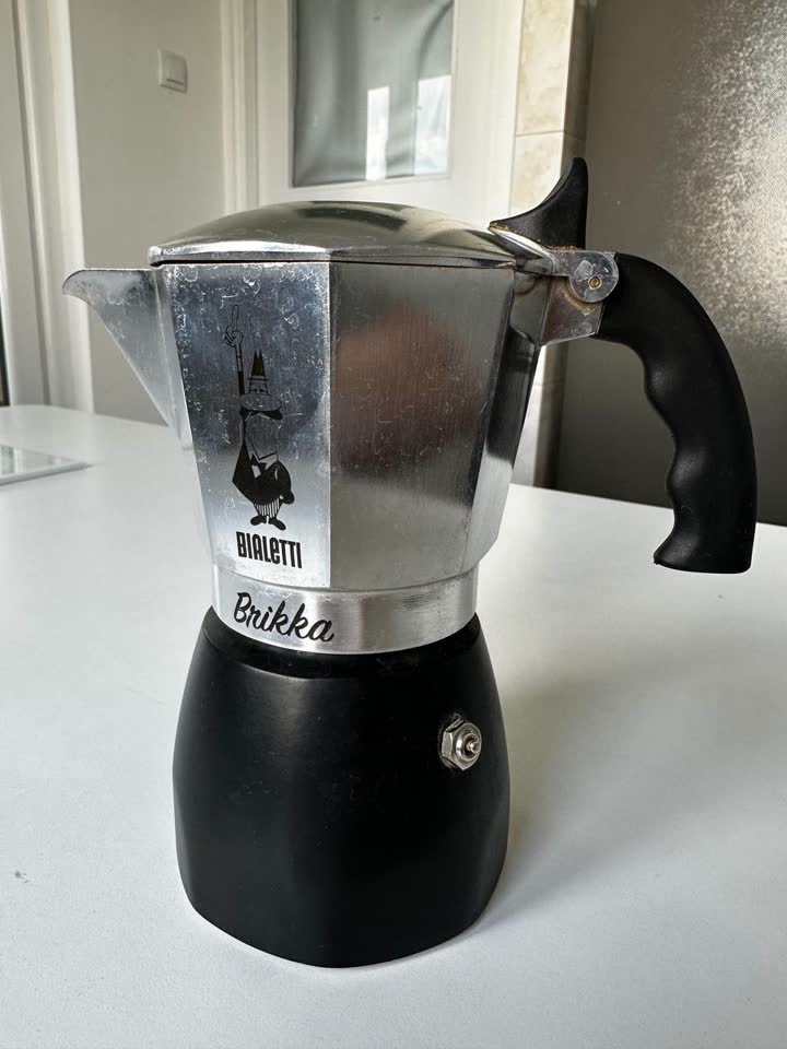 Гейзерная кофеварка Bialetti brikka и кофемолка