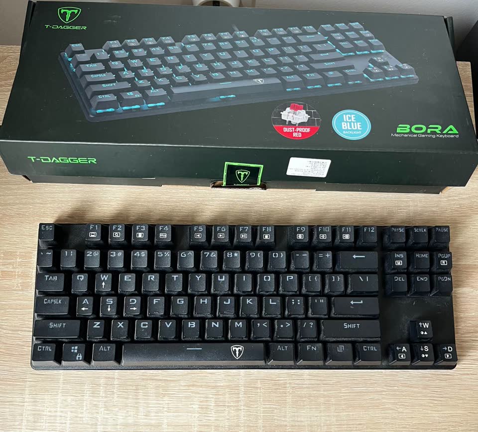Mehanička tastatura sa pozadinskim osvetljenjem