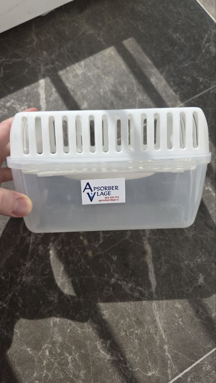 Apsorber vlage. Isušuje vazduh i skuplja vlagu u kontejner. Može da se stavi u ormar i mini