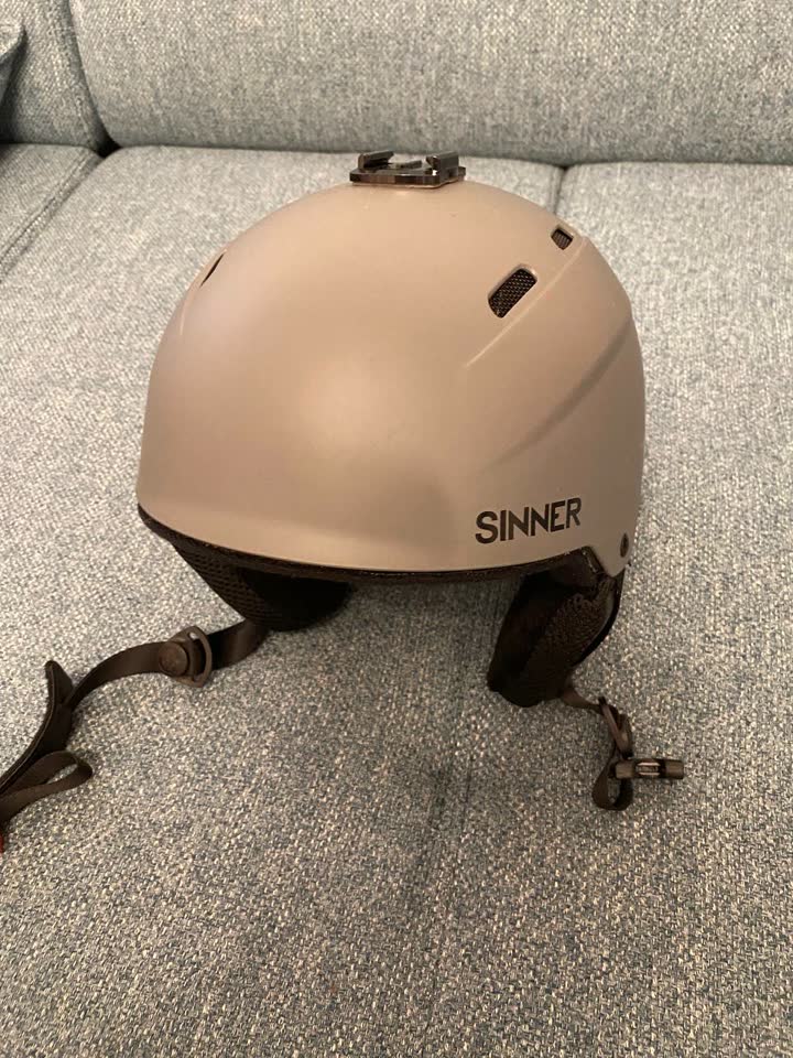 Продам горнолыжный шлем Sinner Mount