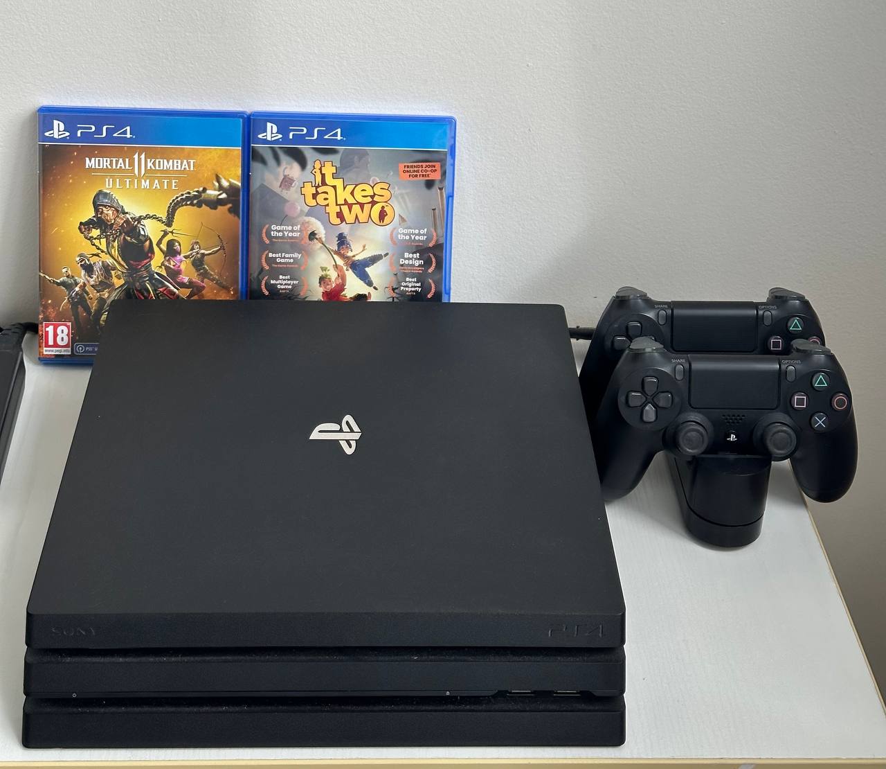 Продам Sony PlayStation 4 Pro 1TB