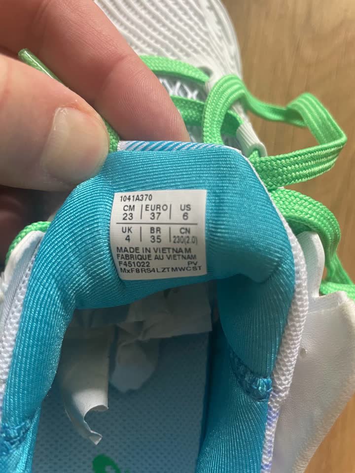 Новые кроссовки ASICS - выглядят на миллион, но нам малы (Белград)