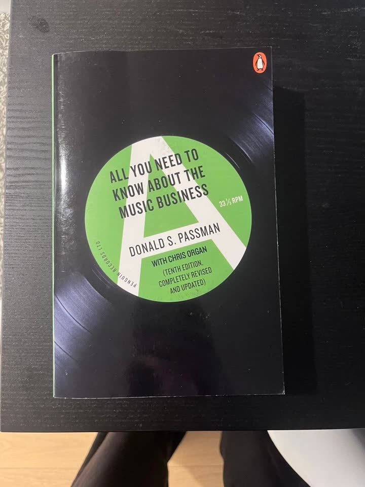 1) Книга на английском All you need to know about music business, не читанная 30евро