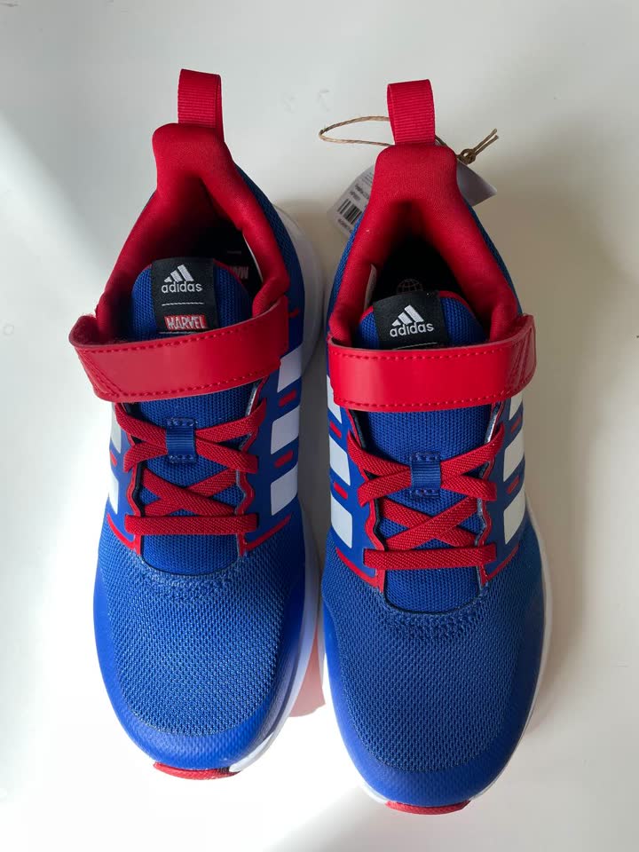 Кроссовки Adidas серии Marvel