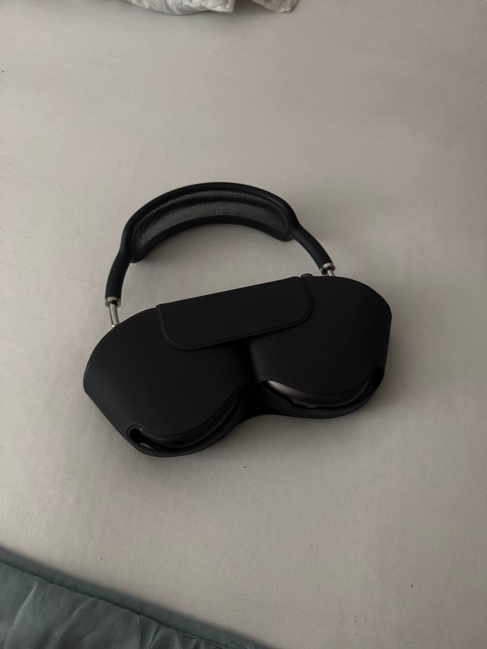 AirPods Max Lightning