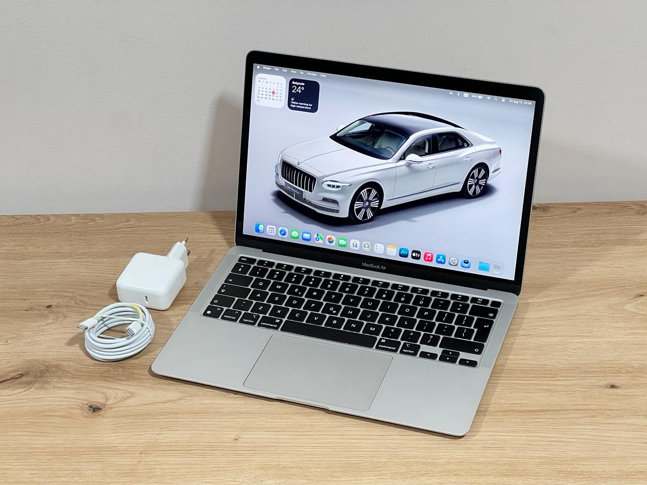 Tri laptopa Apple MacBook Air/Pro u odličnom stanju