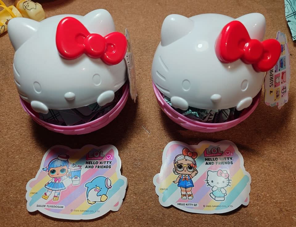 Hello Kitty и Sailor Tuxedosam стикеры
